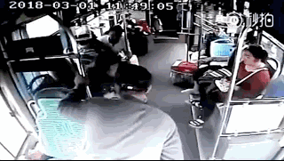 △女大学生寻找丢失物品