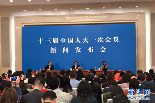 图为大会发言人回答中外记者提问。新华网中国政府网 陈杰 摄