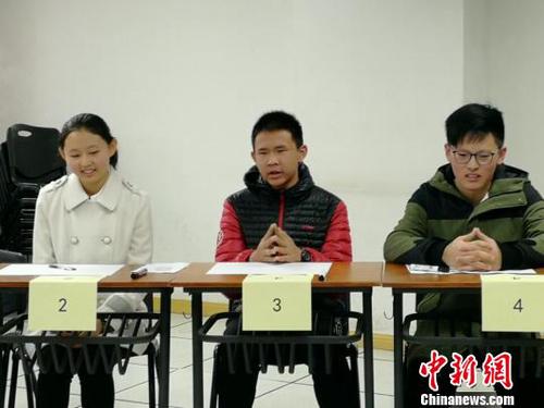 图为面试现场。　燕武 摄