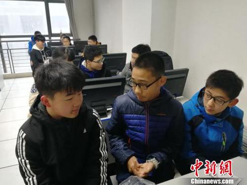 图为综合素质测试计算机测试中，考生考前准备?！⊙辔?摄