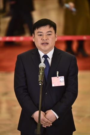 （7）全国人大代表接受采访