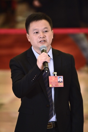 （9）全国人大代表接受采访