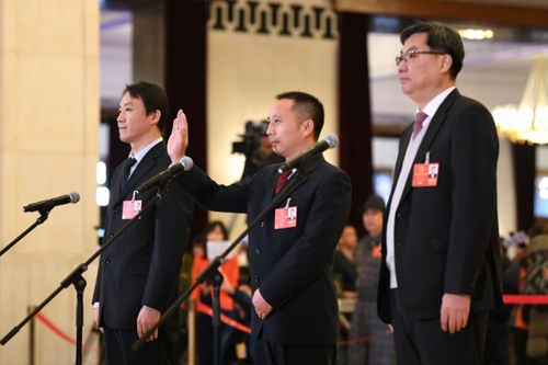 （13）全国人大代表接受采访