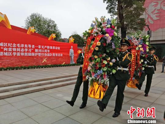 向雷锋同志塑像敬献花篮?！⊥蹶魂?摄