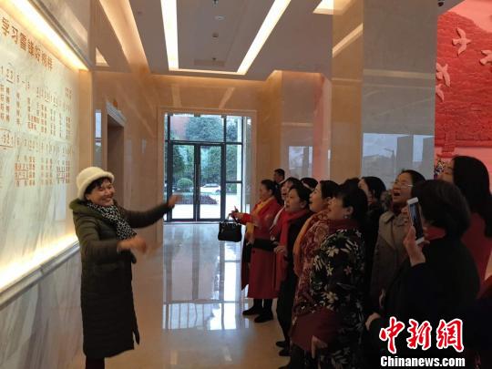 退休教师陈桃英和近20名好友自发唱起了《学习雷锋好榜样》?！⊥蹶魂?摄