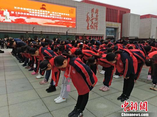 向雷锋同志塑像行鞠躬礼?！⊥蹶魂?摄