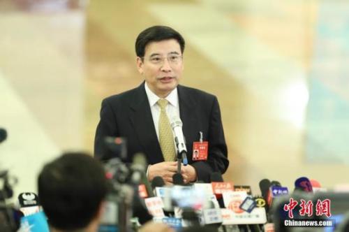 3月5日，十二届全国人大五次会议在北京人民大会堂开幕。工业和信息化部部长苗圩在“部长通道”接受采访。<a target='_blank' href='http://www.chinanews.com/'>中新社</a>记者 盛佳鹏 摄