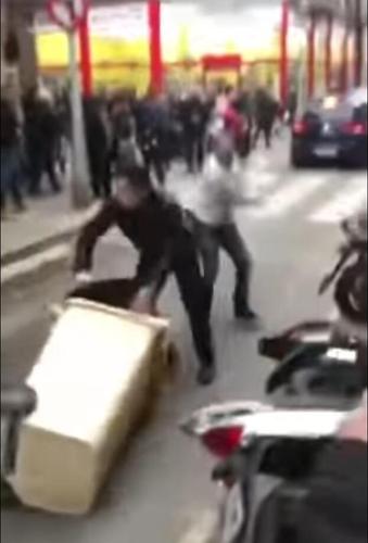 巴塞罗那华侨围堵劫匪却与警方发生冲突：2人被捕