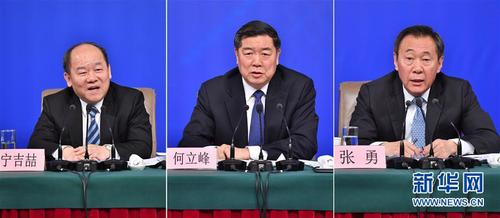 3月6日，十三届全国人大一次会议新闻中心举行记者会，邀请国家发展和改革委员会主任何立峰（中）、副主任张勇（右）、副主任宁吉喆（左）就“创新和完善宏观调控，推动高质量发展”相关问题回答中外记者提问（拼版照片）。