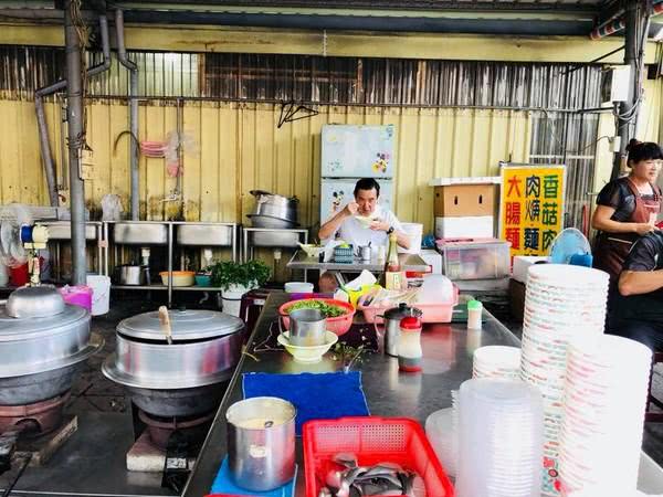 马英九下乡看龙应台生活 一大早在市场叫买水果