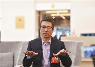 全国政协委员白岩松：放纵地域歧视将使社会撕裂