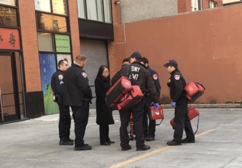 警方同受害人了解情况。(图片来源：美国《世界日报》记者 朱蕾 摄)