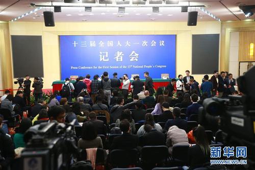 　3月8日，十三届全国人大一次会议新闻中心举行记者会，邀请外交部部长王毅回答中外记者提问。这是在记者会开始前，记者在准备采访。新华社记者邢广利摄