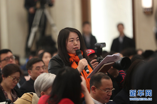 图为香港经济导报记者提问。新华网 中国政府网 翟子赫 摄