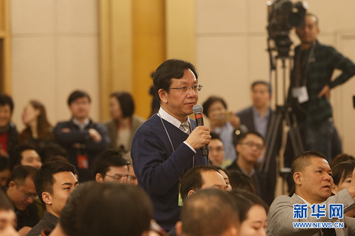 十三届全国人大一次会议新闻中心3月9日在梅地亚中心多功能厅举行记者会，邀请中国人民银行行长周小川，副行长易纲，副行长、国家外汇管理局局长潘功胜就“金融改革与发展”相关问题回答中外记者提问。图为路透社记者提问。新华网 中国政府网 陈杰 摄