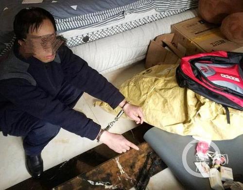 小偷白天入室行窃 结果偷到警察家中被抓个正着