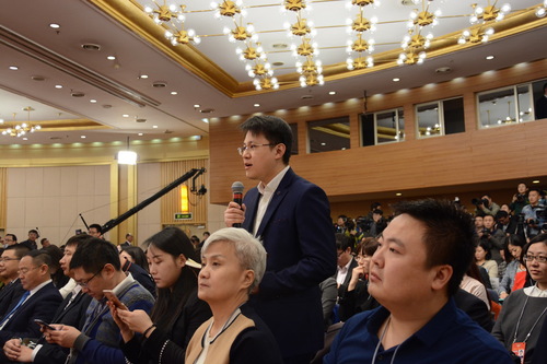 人民日报记者提问 人民网记者 摄