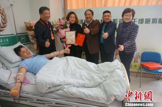 图为河南省红十字会工作人员为陈宠帅的大爱善举点赞?！『略?摄