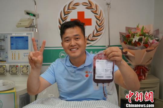 图为完成造血干细胞采集后，陈宠帅笑容灿烂，精神状态良好。　韩章云 摄