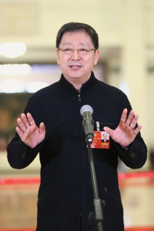 （2）全国政协委员接受采访