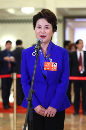 （9）全国政协委员接受采访