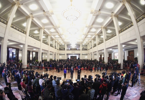 （15）全国政协委员接受采访