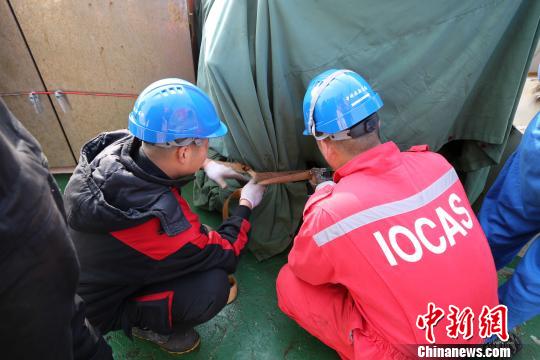 船员对“科学”号进行出发前的准备工作?！『?摄