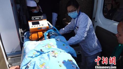 飞机内转运的是一名6岁的呼吸衰竭患儿，来自500公里外的恩施?！≈Ｗ友?摄