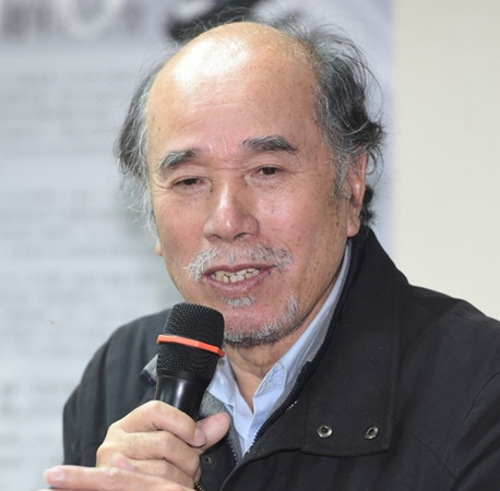 台湾统派人士向台独秃头领袖喷生发剂 现场混乱