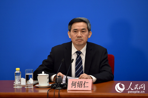 记者会主持人。人民网记者 翁奇羽 摄