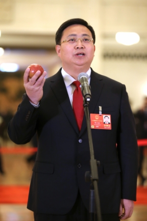 （2）全国人大代表接受采访