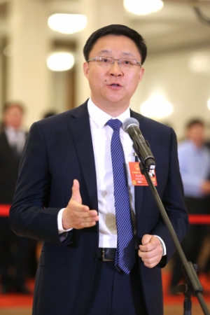 （7）全国人大代表接受采访