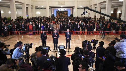 （9）全国人大代表接受采访