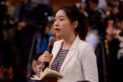 中央电视台记者提问。人民网张启川 摄