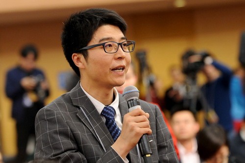 成都商报记者提问。人民网郝勇 摄