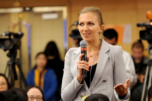 香港卫视记者提问。人民网郝勇 摄