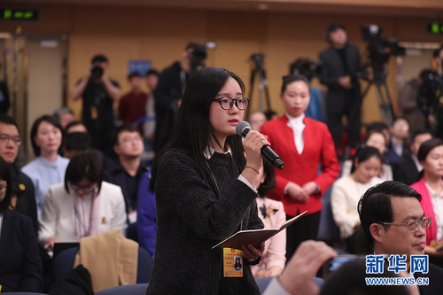 每日经济新闻记者提问