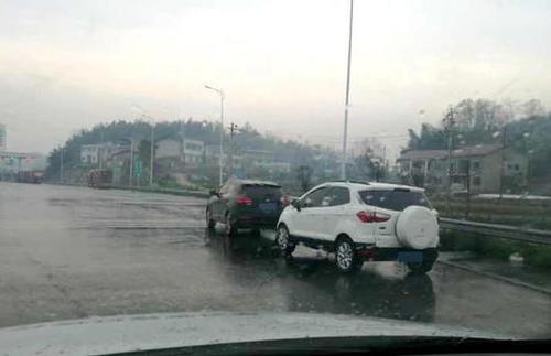 2名男子高速路边停车看海外动作片 声称醒瞌睡