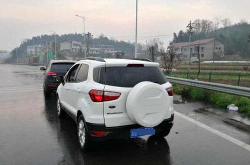 2名男子高速路边停车看海外动作片 声称醒瞌睡