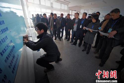 宁海县力洋镇政府工作人员正在统计票数，候选的20个实事工程，票数前10位的便是拟实施的项目?！〔倘僬?摄