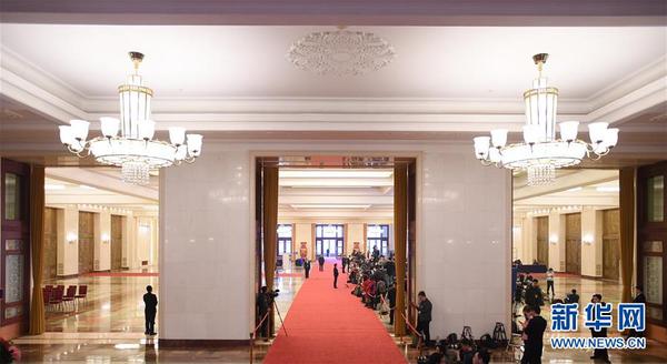 3月13日，十三届全国人大一次会议在北京人民大会堂举行第四次全体会议。这是记者在“部长通道”采访。 3