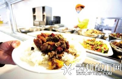 大学食堂现搞笑标语：阿姨打饭手抖的毛病治好了