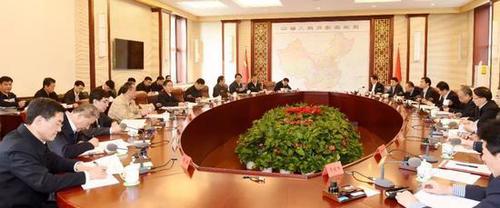 中共中央政治局委员、中央政法委书记郭声琨3月13日在京主持召开法学法律界学习宣传贯彻宪法座谈会，法学法律界专家学者参加座谈会并发言。郝帆 摄