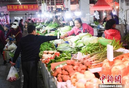 资料图：农贸市场内菜商正在忙碌卖菜。<a target='_blank' href='http://www.chinanews.com/'>中新社</a>记者 陈超 摄