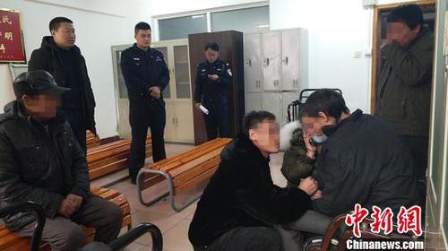 图为家属询问男子相关信息。 警方供图