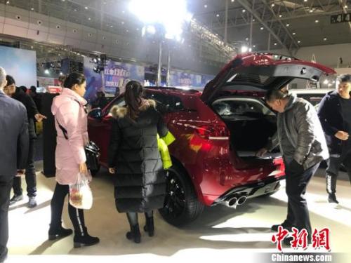 资料图：消费者在参观国产车。迪娜 摄