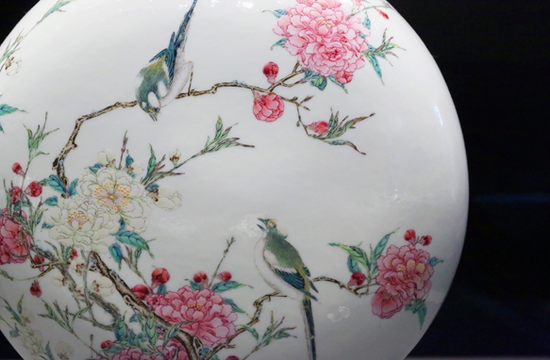 雍正粉彩花鸟抱月瓶，大维德基金会藏