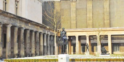 由上至下分别为美国纽约大都会艺术博物馆、法国巴黎奥赛博物馆、法国巴黎卢浮宫、德国柏林新美术馆，均陈履生摄