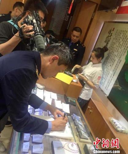 执法人员正在问题店内检查。成都工商提供