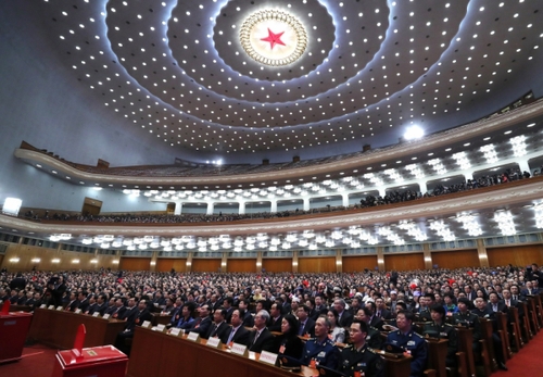 （4）十三届全国人大一次会议举行第六次全体会议